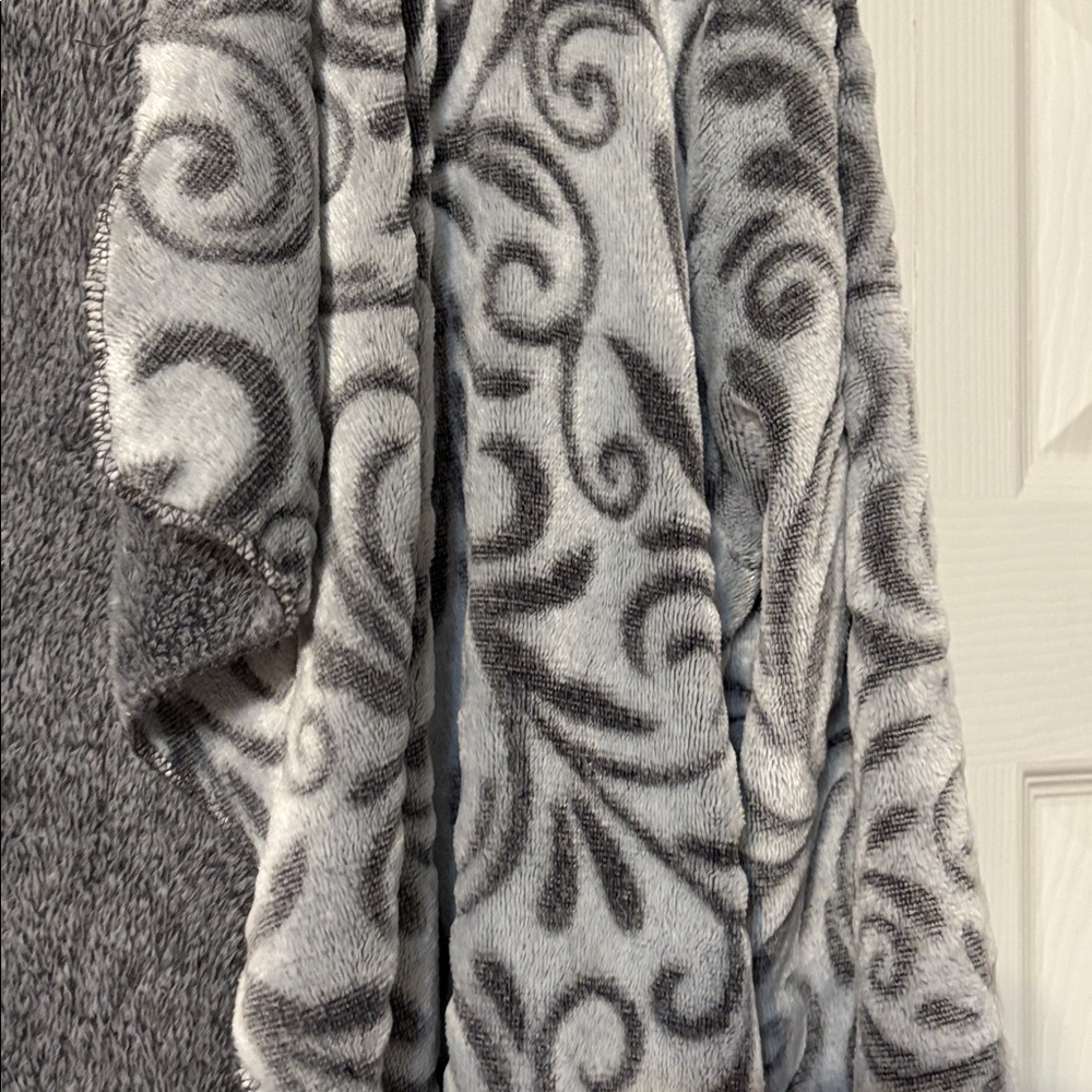 Gray Patterned Long Robe - Picture 3 of 6